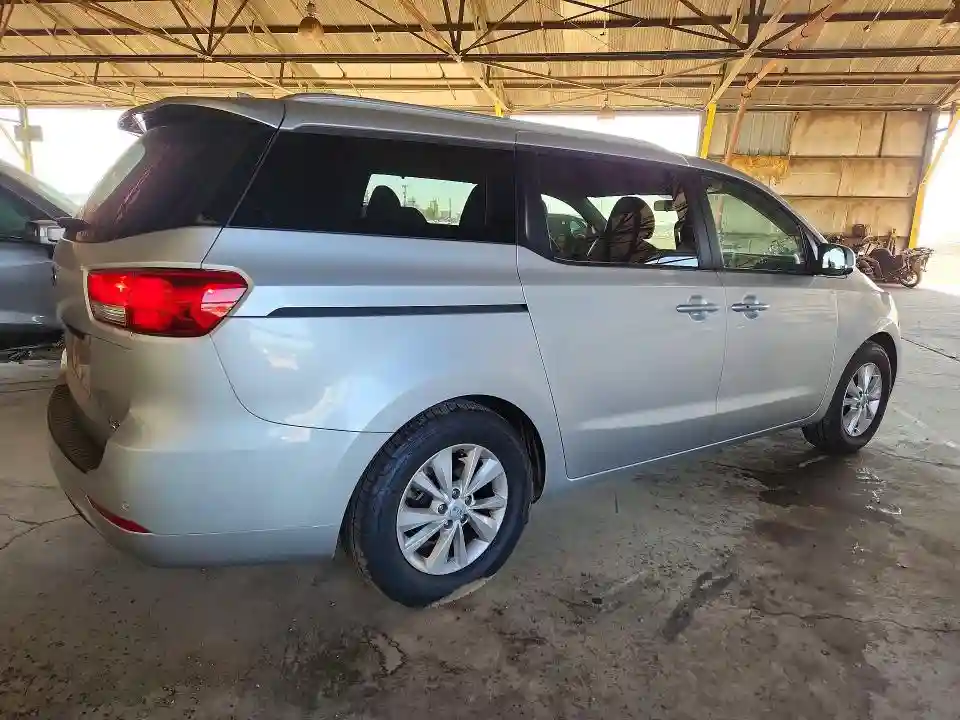 KNDMB5C17H6240247 2017 KIA SEDONA-2