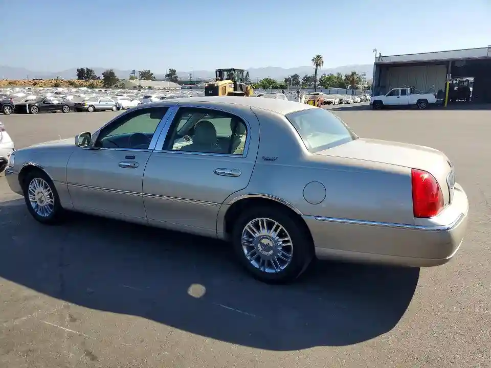 2LNBL8CV6AX623823 2010 LINCOLN TOWNCAR-1