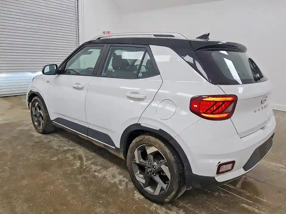 KMHRC8A3XNU172117 2022 HYUNDAI VENUE-1