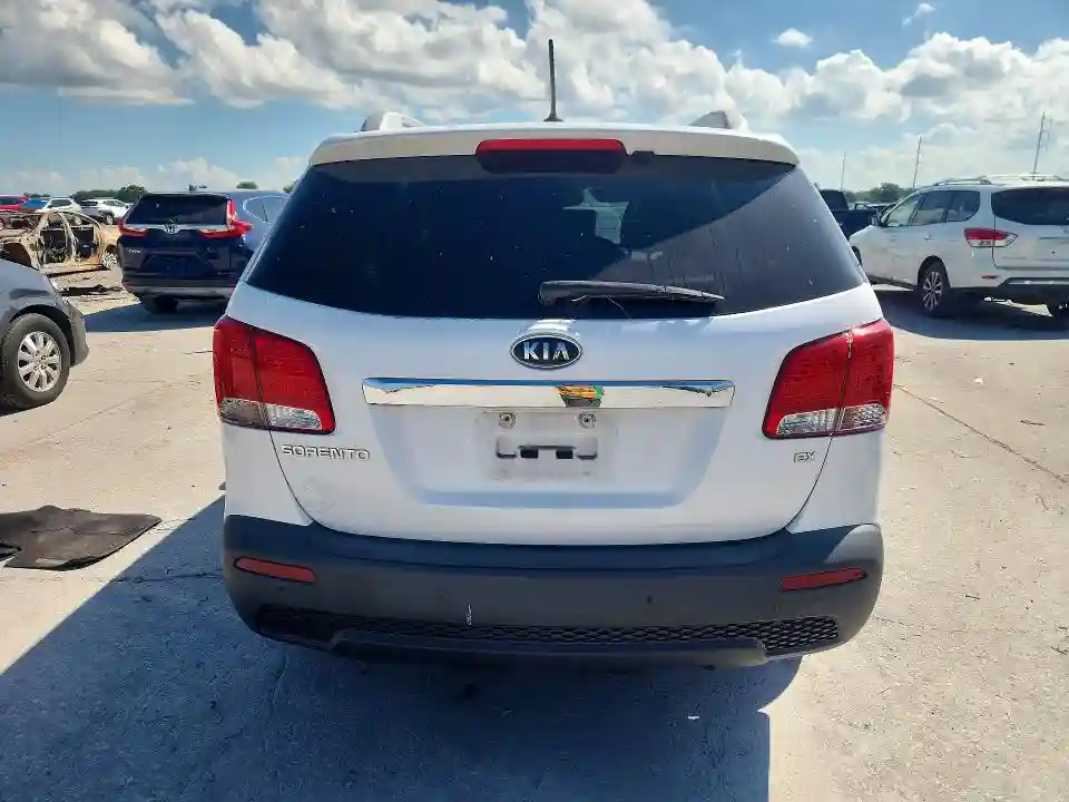 5XYKU3A14BG173216 2011 KIA SORENTO-5