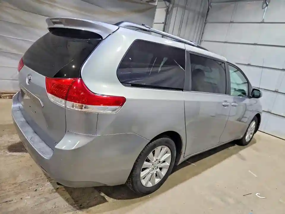 5TDJK3DC4BS025326 2011 TOYOTA SIENNA-2