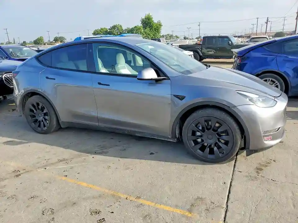 7SAYGAEE6SF219870 2025 TESLA MODEL Y-3