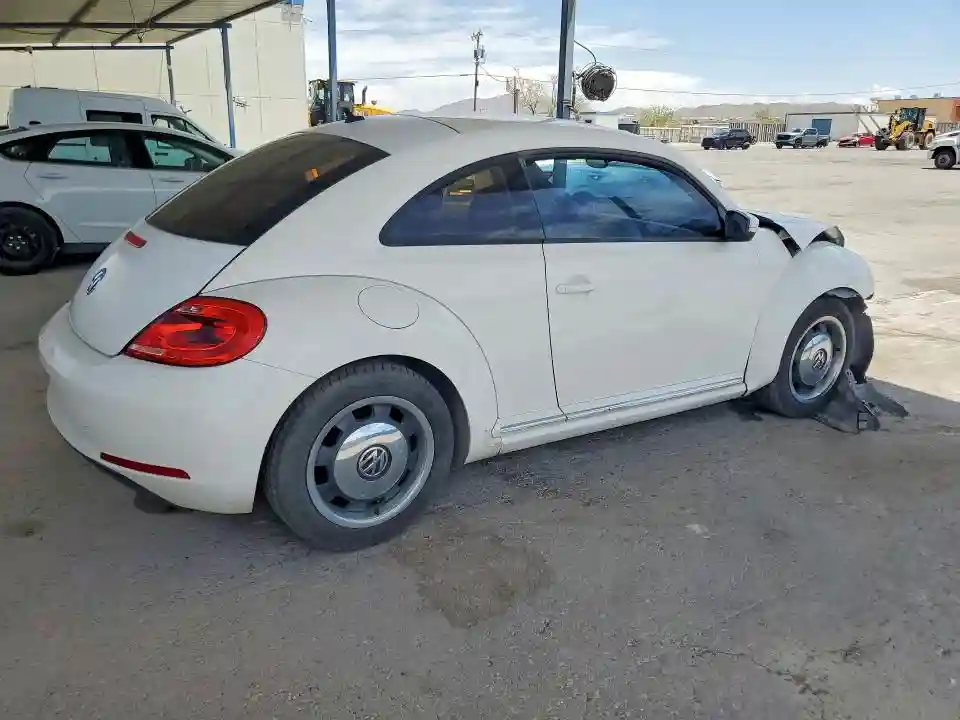 3VWJX7AT1CM638144 2012 VOLKSWAGEN BEETLE-2