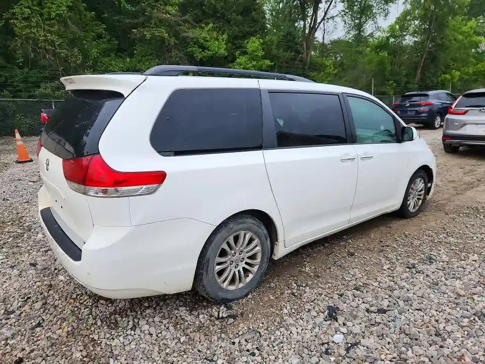 5TDYK3DC2DS382540 2013 TOYOTA SIENNA-2