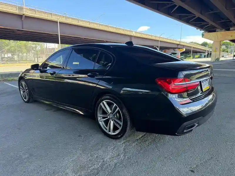 WBA7F2C56K8240643 2019 BMW 7 SERIES-2
