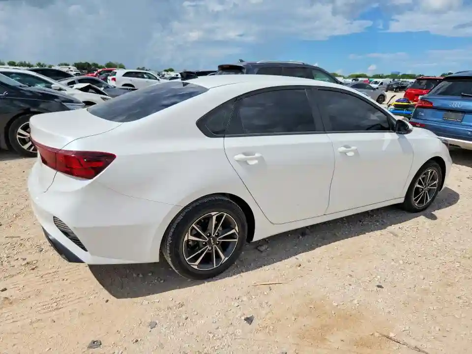3KPF24AD1PE688220 2023 KIA FORTE-2