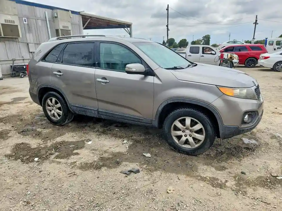 5XYKT3A11BG049939 2011 KIA SORENTO-3