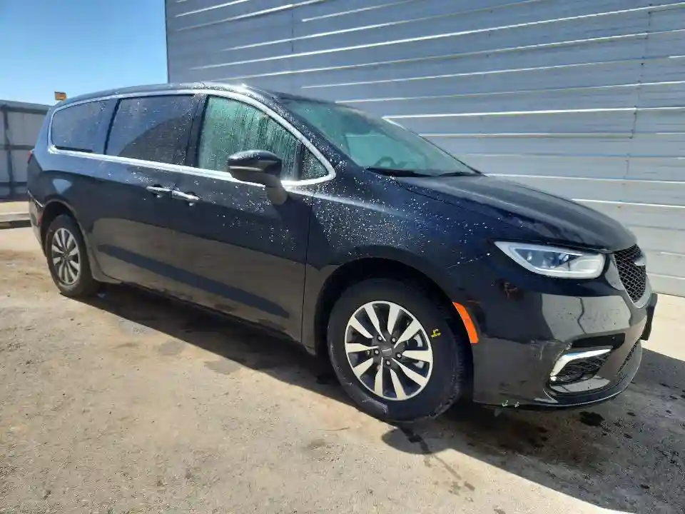 2C4RC1L72PR631393 2023 CHRYSLER PACIFICA-3