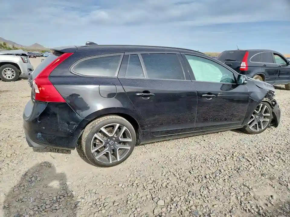 YV140MSLXJ2398009 2018 VOLVO V60-2