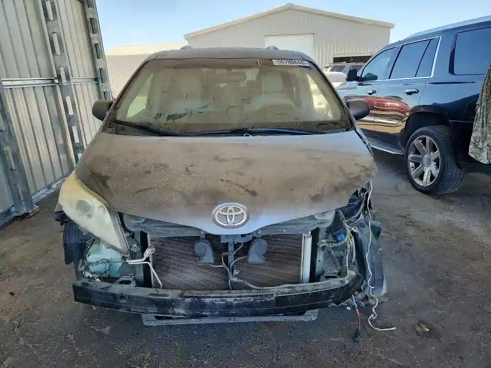 5TDYK3DC1BS174114 2011 TOYOTA SIENNA-4
