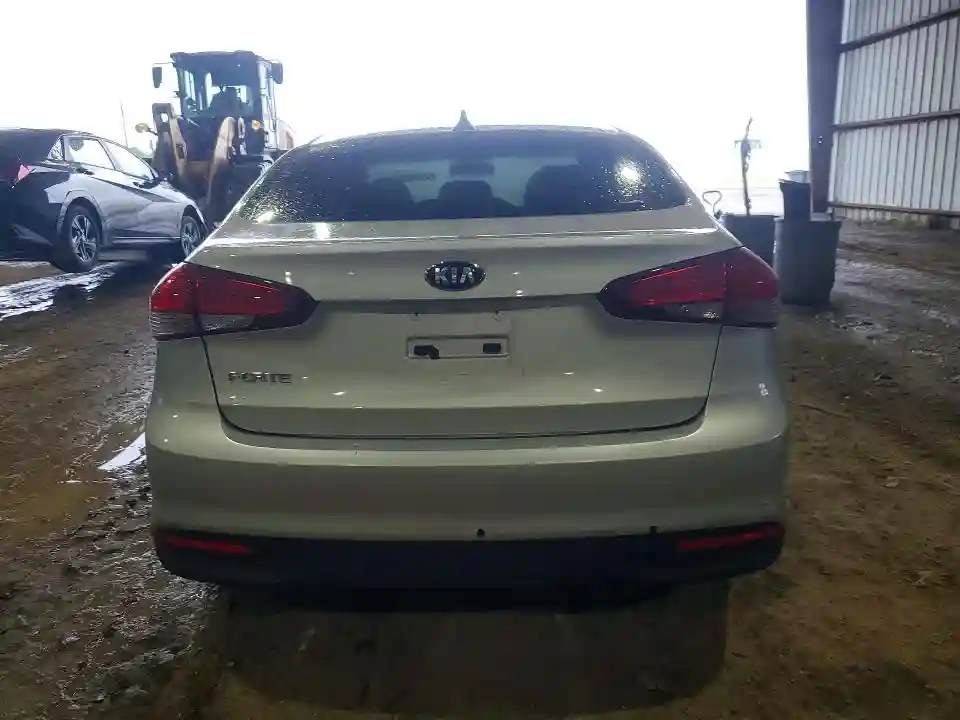 3KPFK4A70JE209884 2018 KIA FORTE-5