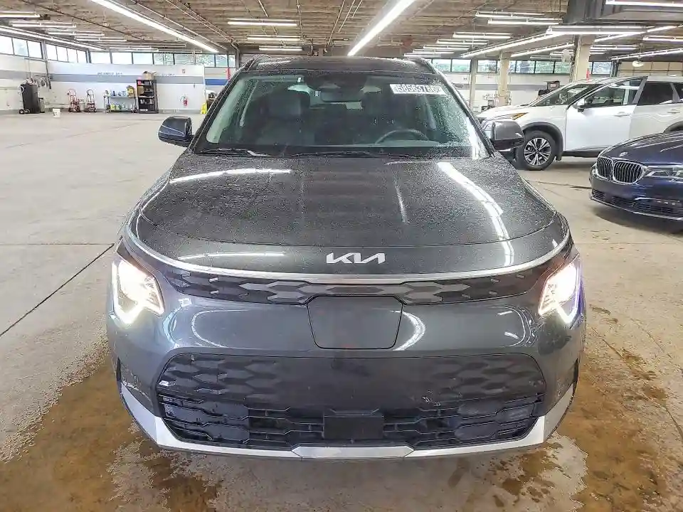 KNDCR3L12P5045298 2023 KIA NIRO-4
