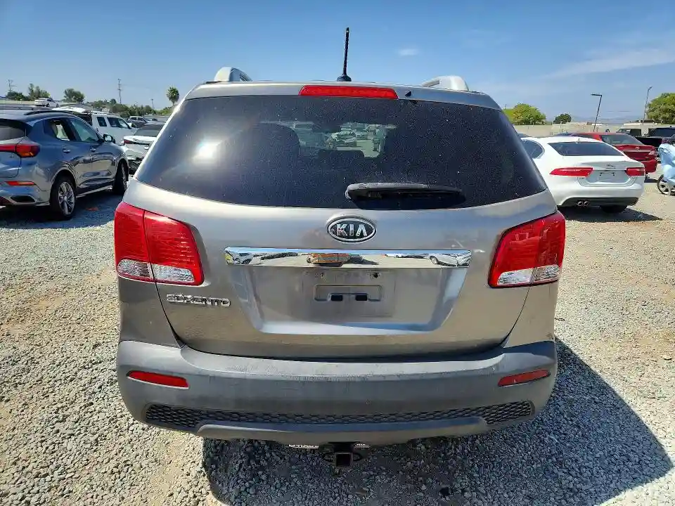 5XYKT4A22BG175662 2011 KIA SORENTO-5