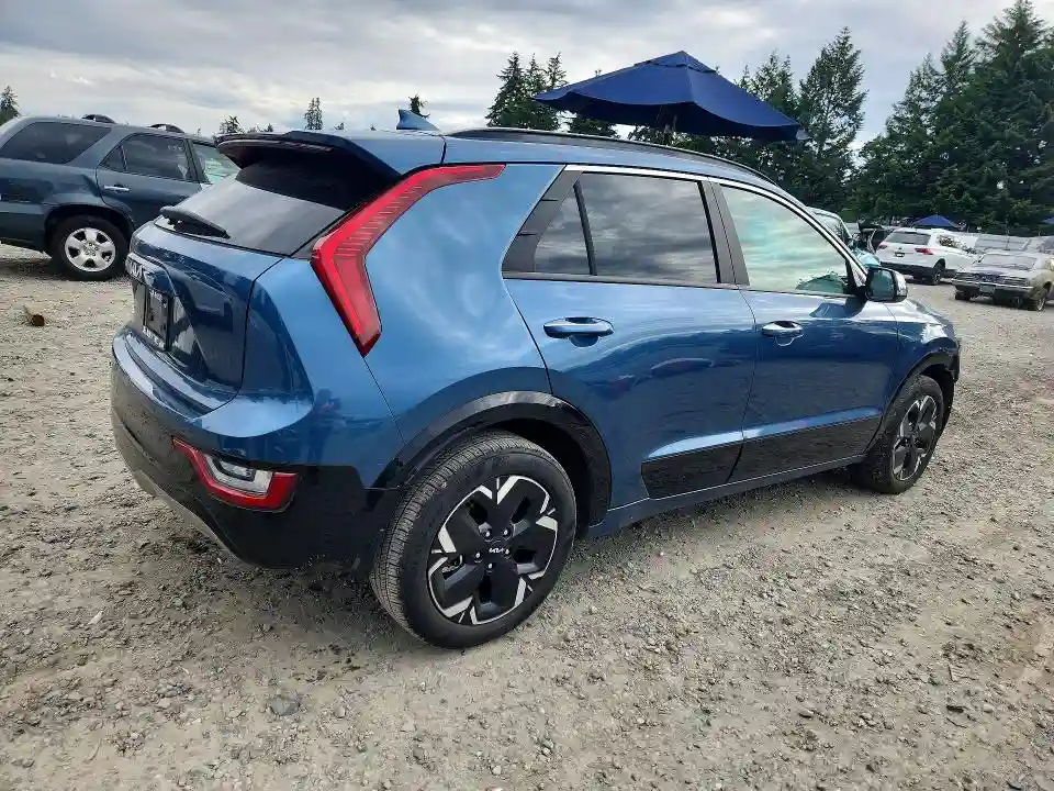 KNDCT3L18P5068361 2023 KIA NIRO-2