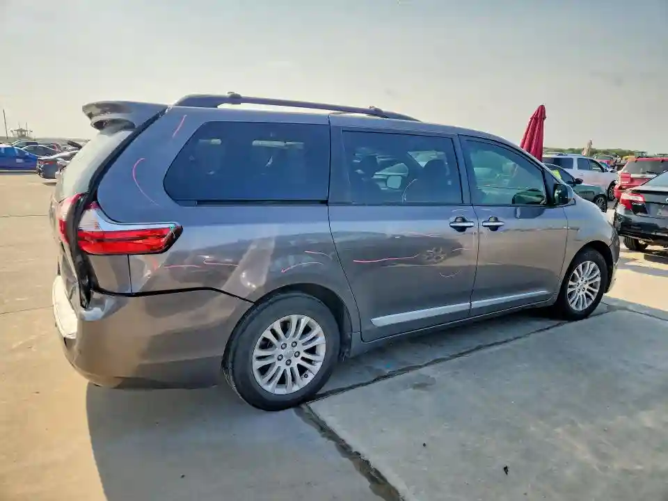 5TDYZ3DCXHS838611 2017 TOYOTA SIENNA-2
