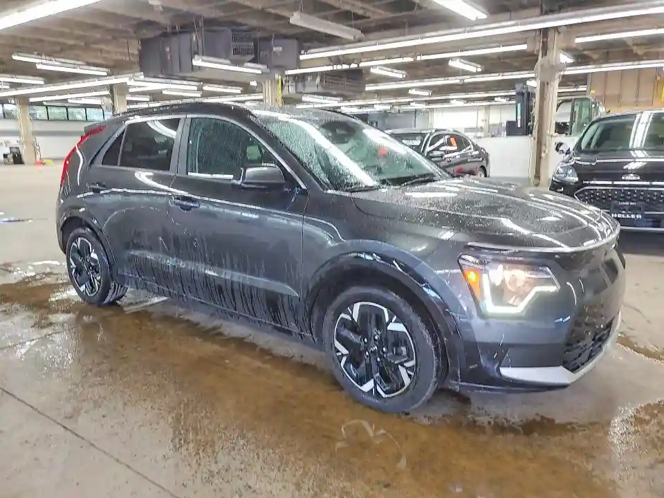 KNDCR3L12P5045298 2023 KIA NIRO-3