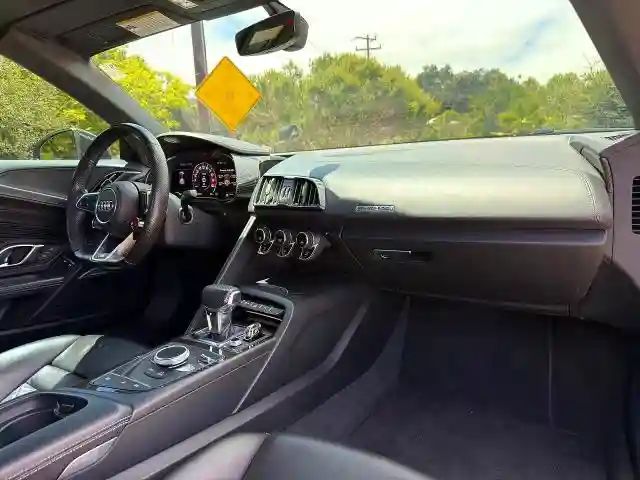 WUAVACFX5H7903940 2017 AUDI R8-5