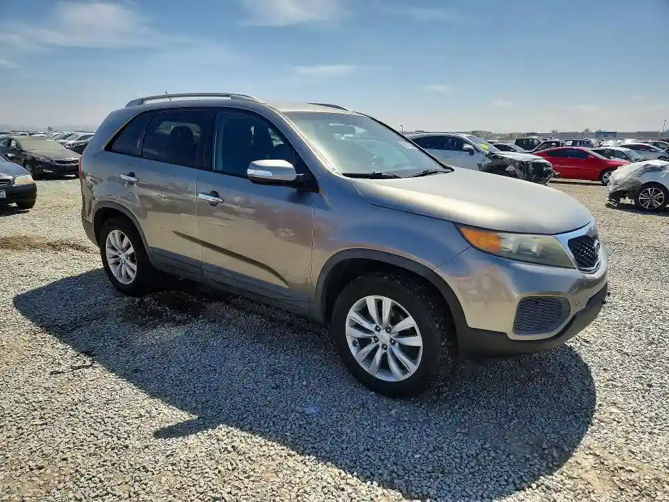 5XYKT4A22BG175662 2011 KIA SORENTO-3