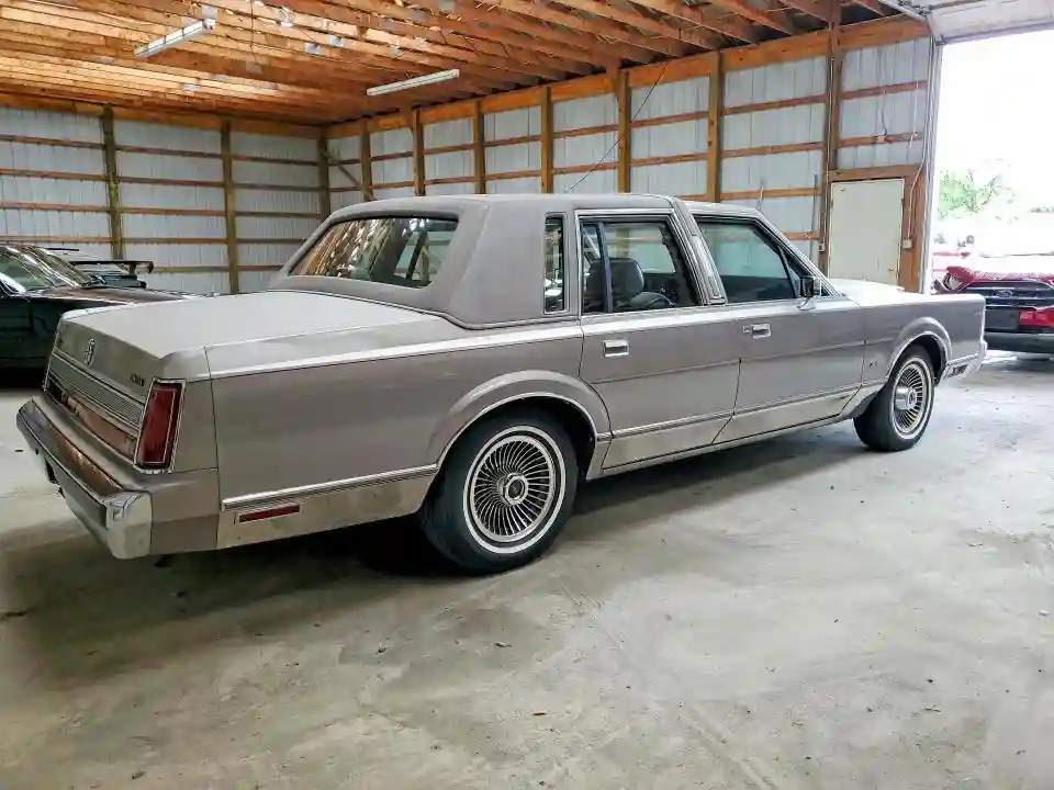 1LNBM83F7KY627418 1989 LINCOLN TOWNCAR-2