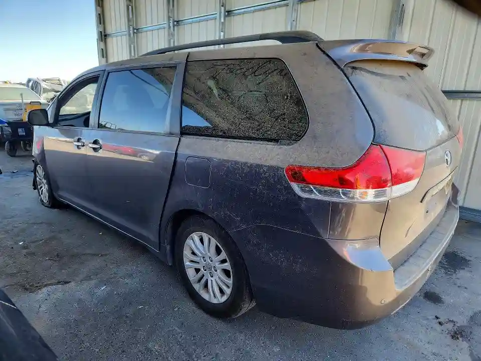 5TDYK3DC1BS174114 2011 TOYOTA SIENNA-1