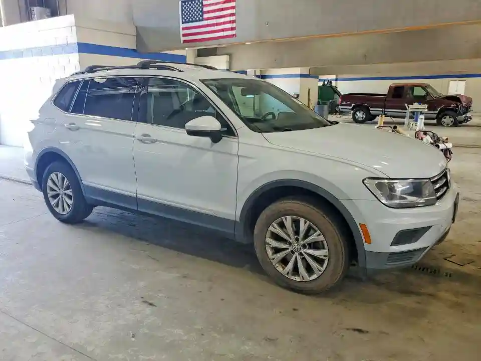 3VV3B7AX2JM214242 2018 VOLKSWAGEN TIGUAN-3
