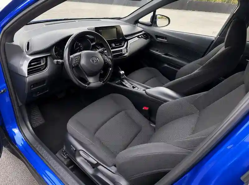NMTKHMBX8JR023848 2018 TOYOTA C-HR-4
