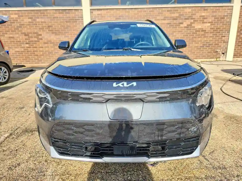 KNDCR3L17P5045295 2023 KIA NIRO-4