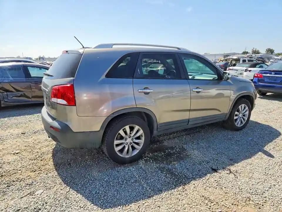 5XYKT4A22BG175662 2011 KIA SORENTO-2