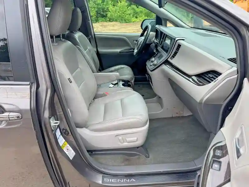 5TDDZ3DC2HS167093 2017 TOYOTA SIENNA-4