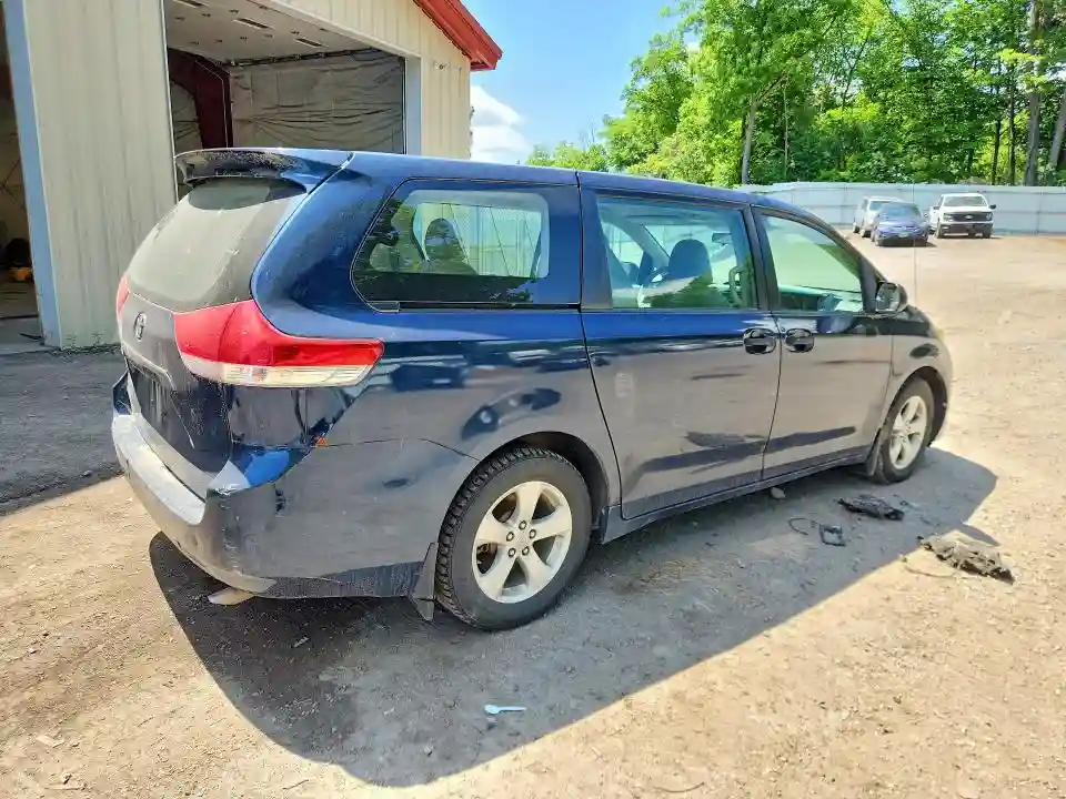 5TDZK3DC0BS131128 2011 TOYOTA SIENNA-2