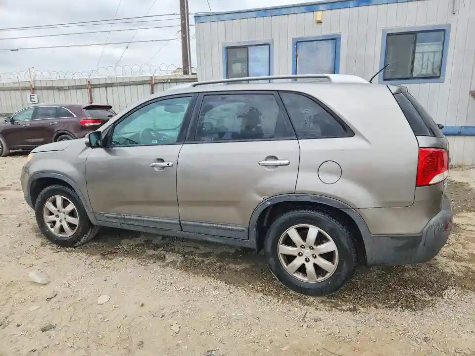5XYKT3A11BG049939 2011 KIA SORENTO-1