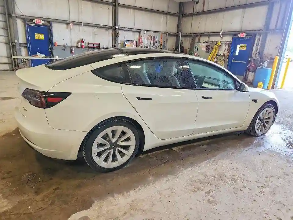 5YJ3E1EB2NF195297 2022 TESLA MODEL 3-2