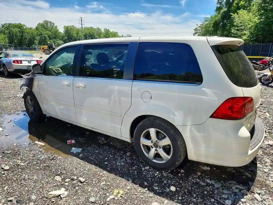 2V4RW3D14AR158896 2010 VOLKSWAGEN ROUTAN-1