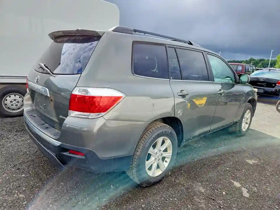 5TDBK3EH0BS053249 2011 TOYOTA HIGHLANDER-2