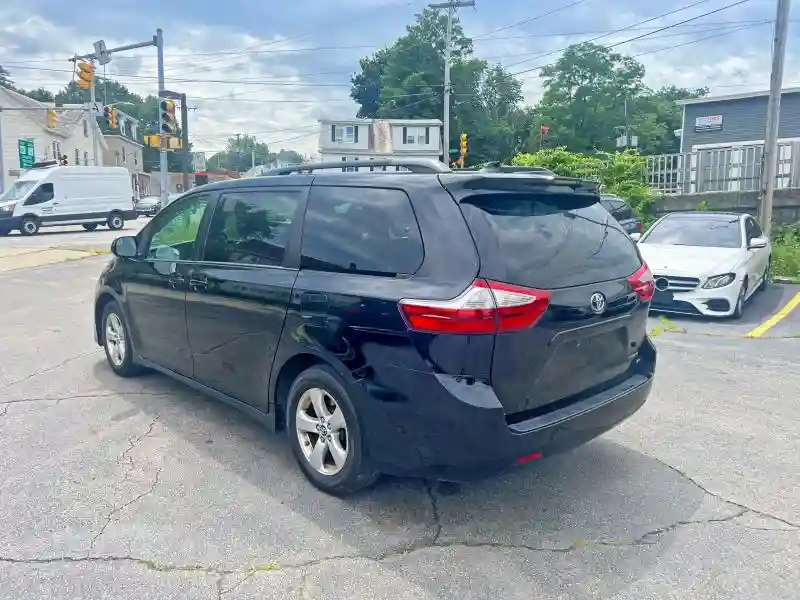 5TDKZ3DC7JS903233 2018 TOYOTA SIENNA-1