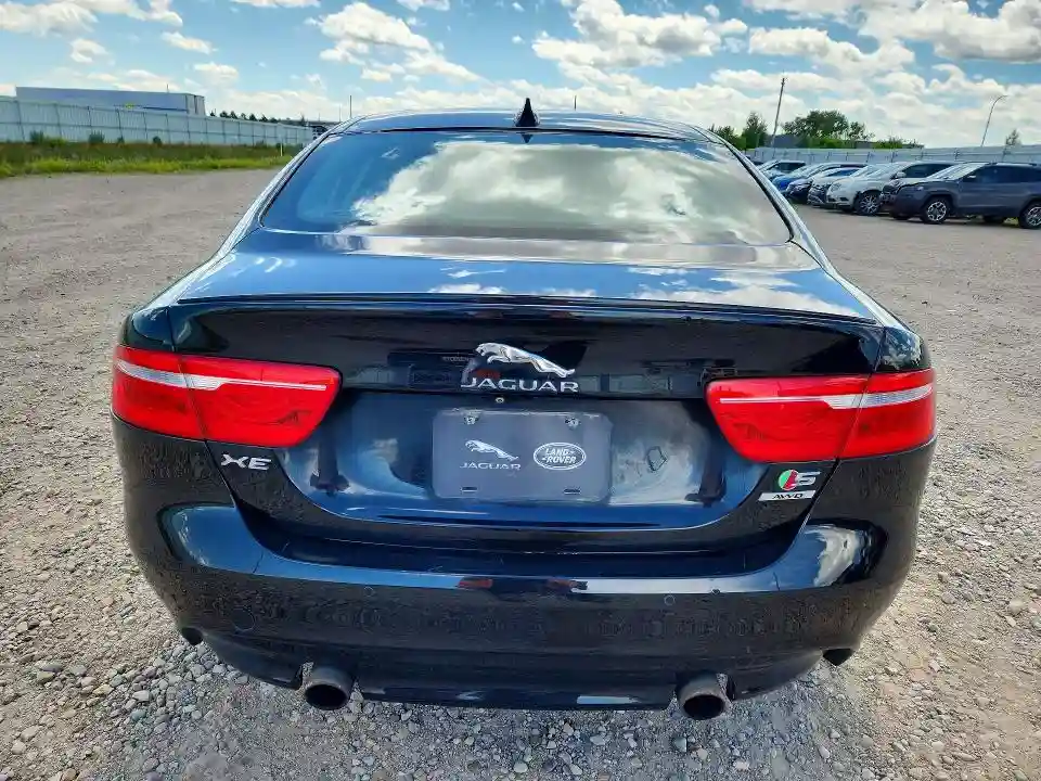 SAJAM4FV6JCP17040 2018 JAGUAR XE-5
