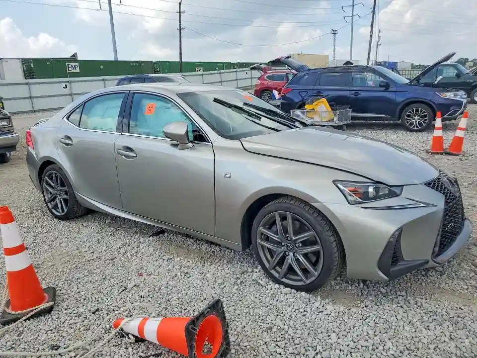 JTHC81D23J5032564 2018 LEXUS IS-3