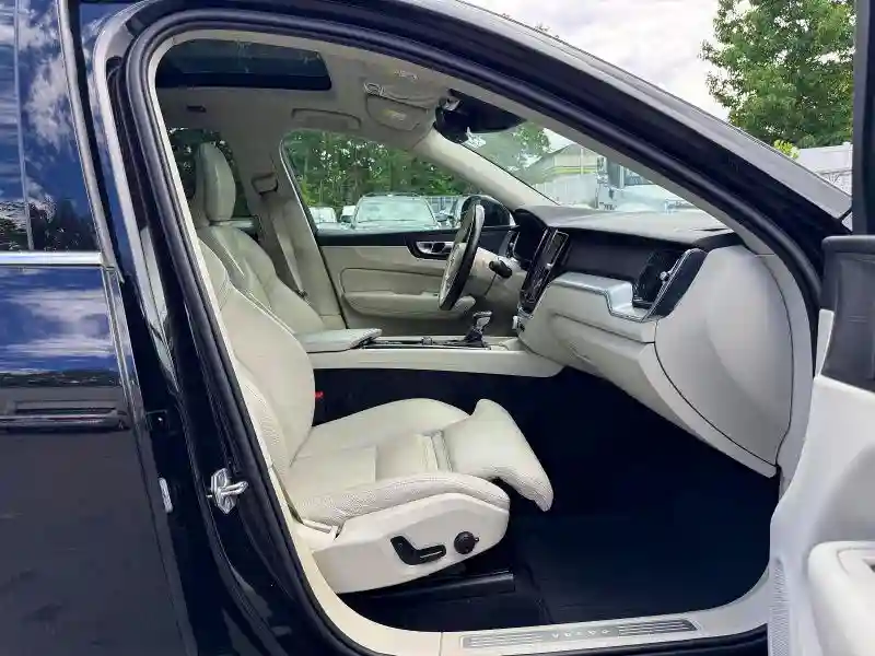 LYVA22RK2KB230983 2019 VOLVO XC60-5