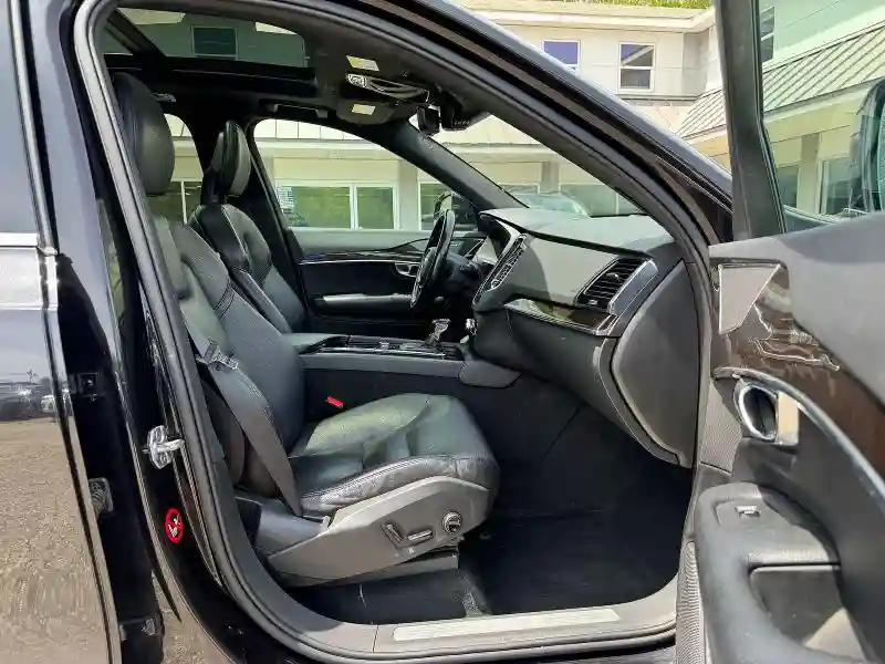 YV4A22PKXJ1359429 2018 VOLVO XC90-4