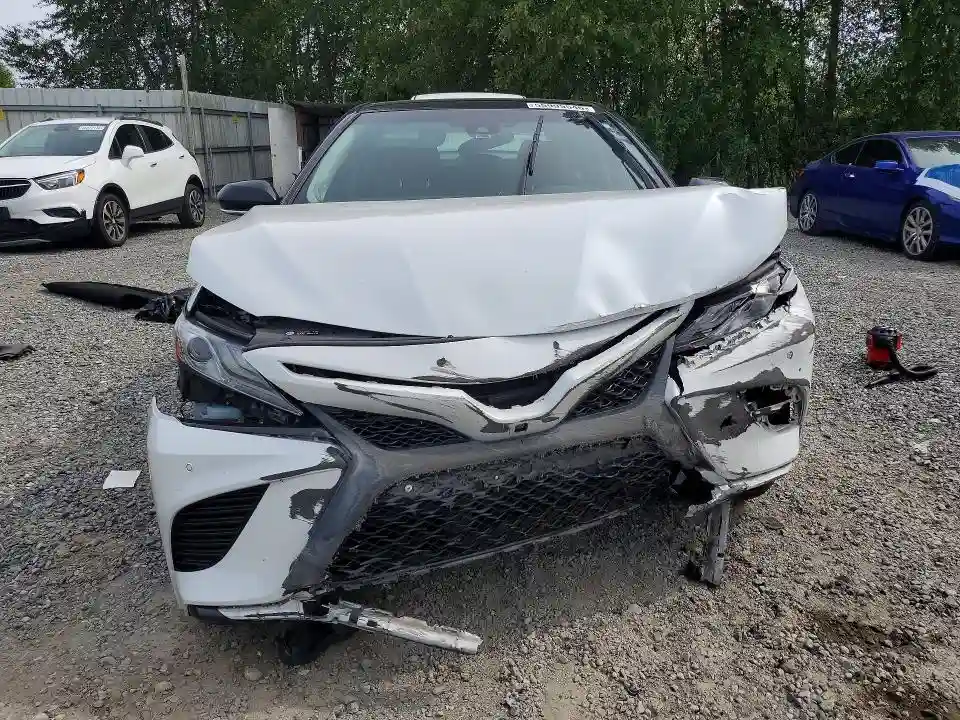 4T1B61HK0JU073183 2018 TOYOTA CAMRY-4
