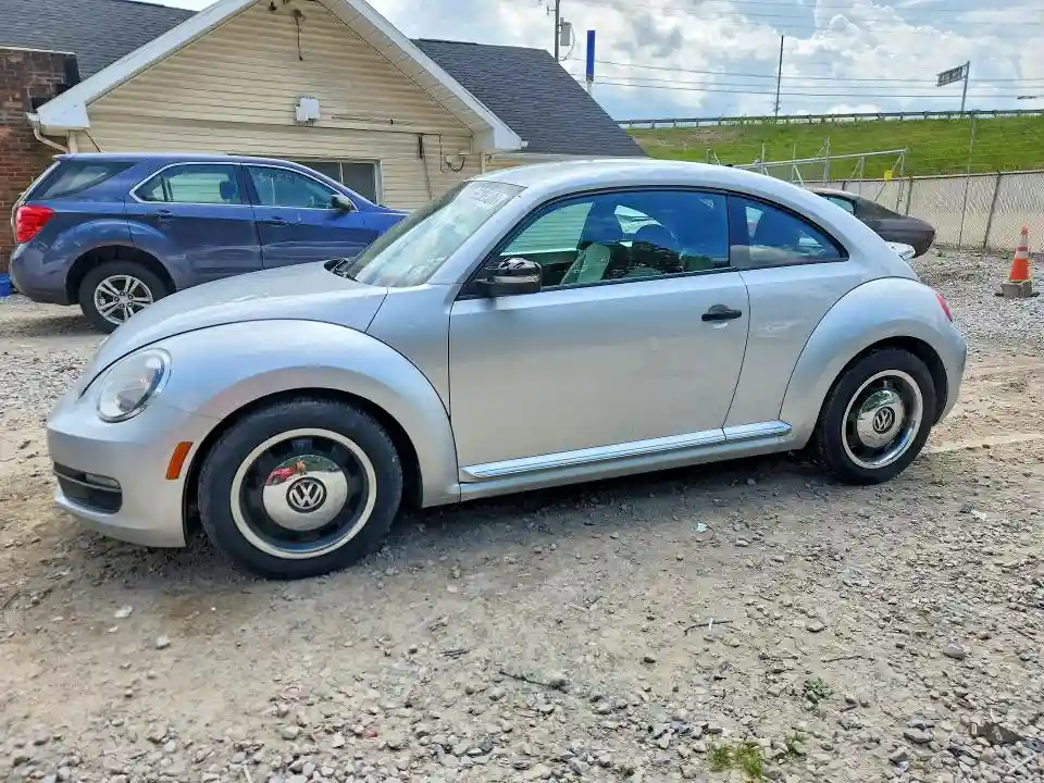 3VWF17AT9FM606893 2015 VOLKSWAGEN BEETLE-0
