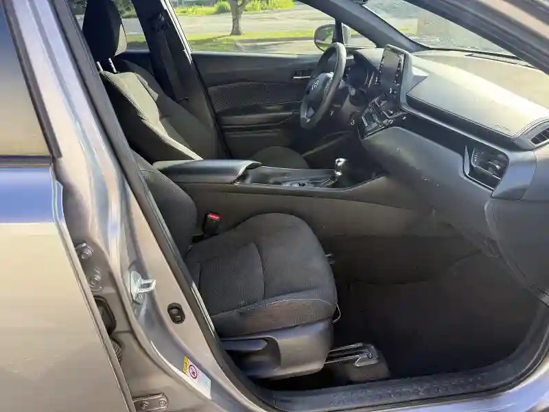 NMTKHMBXXKR067772 2019 TOYOTA C-HR-4
