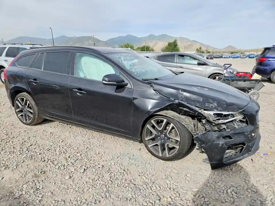 YV140MSLXJ2398009 2018 VOLVO V60-3
