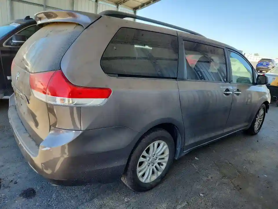 5TDYK3DC1BS174114 2011 TOYOTA SIENNA-2