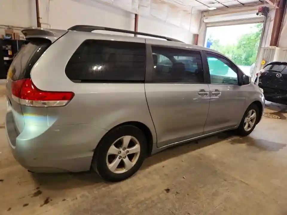 5TDKK3DC9BS036200 2011 TOYOTA SIENNA-2