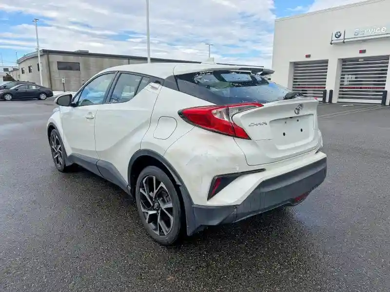 NMTKHMBX6JR021239 2018 TOYOTA C-HR XLE P-2