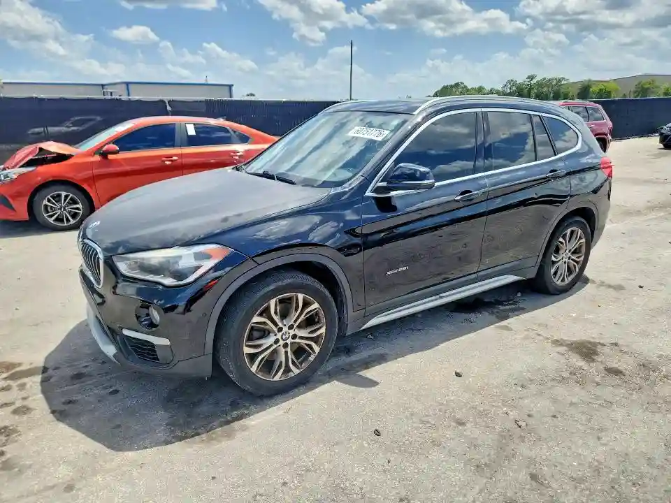 WBXHT3Z37H4A53653 2017 BMW X1-0