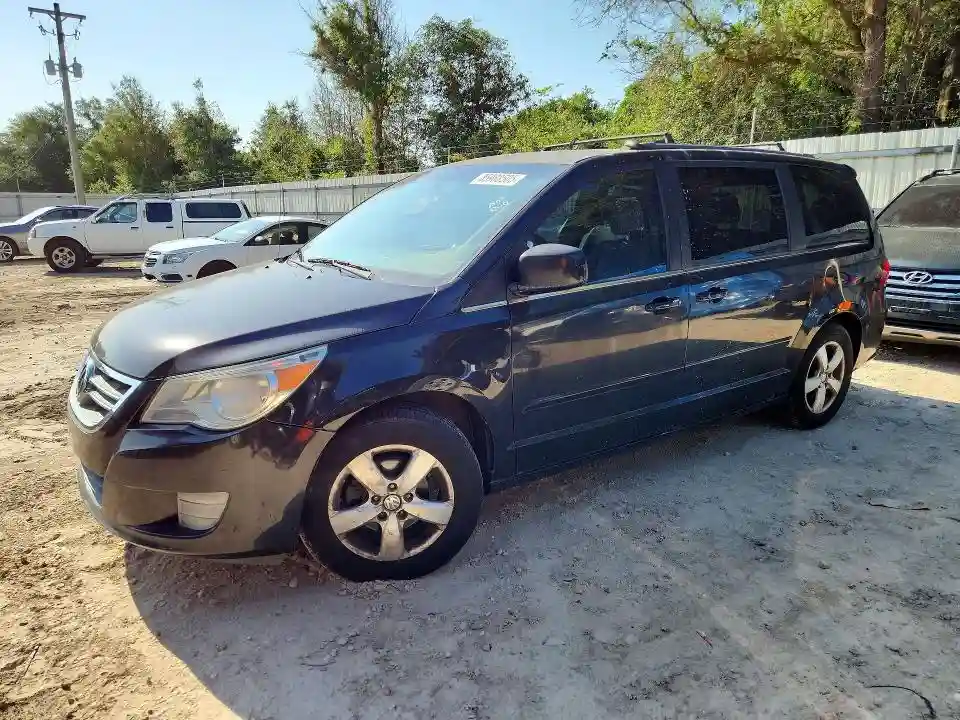 2V4RW3DG8BR717680 2011 VOLKSWAGEN ROUTAN-0