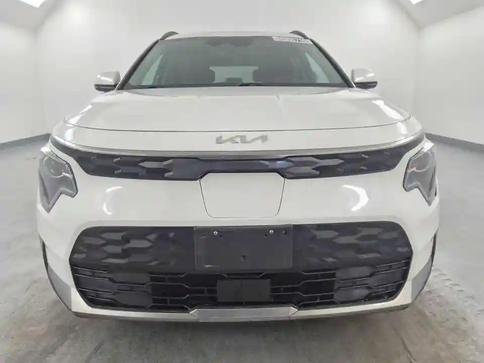 KNDCR3L15P5026048 2023 KIA NIRO-4