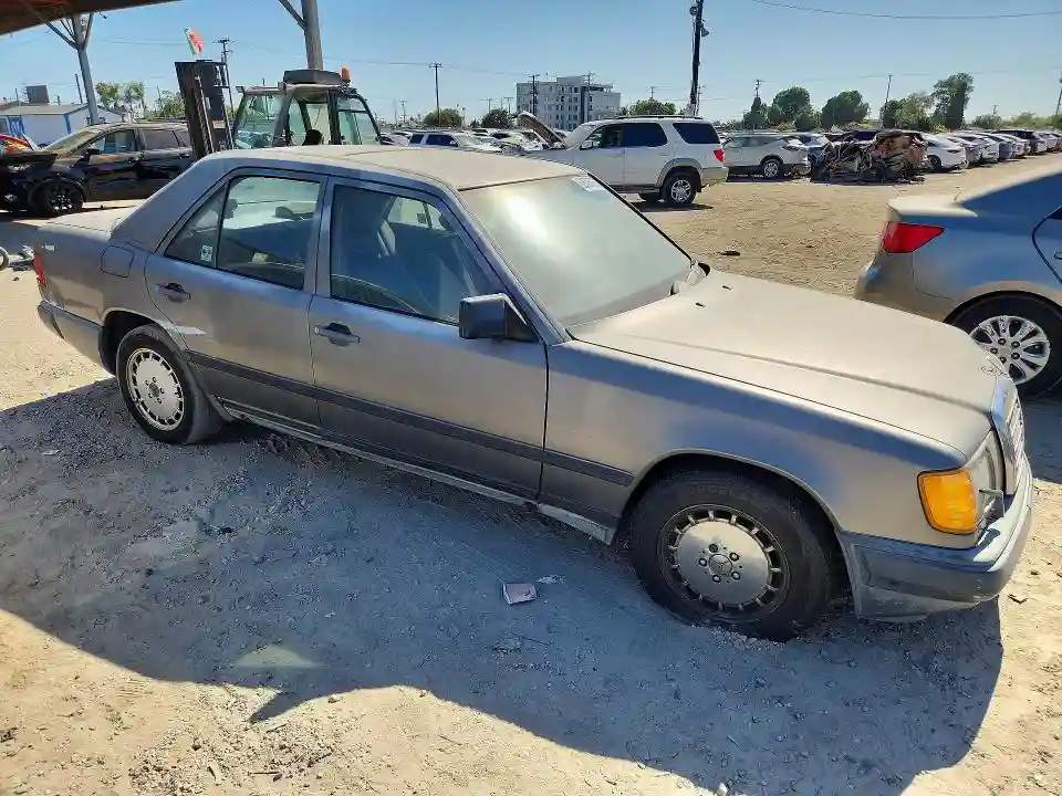 WDBEA30D6KA878020 1989 MERCEDES-BENZ 300-CLASS-3